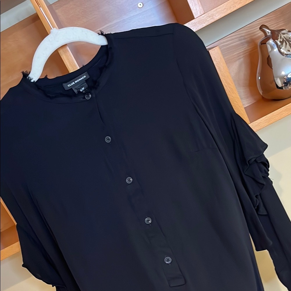 Club Monaco Button Blouse w/ Ruffle Sleeve Detail 🖤